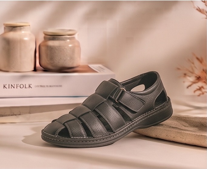 Closed-toe fisherman sandal
